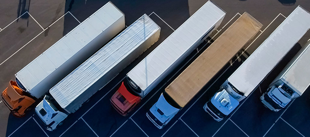 vista aerea de flota de camiones estacionados