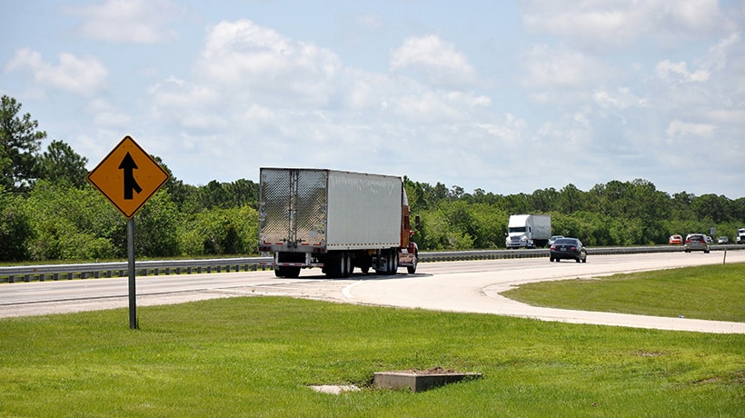 Vehiculo de carga circulando por autopista - Satrack